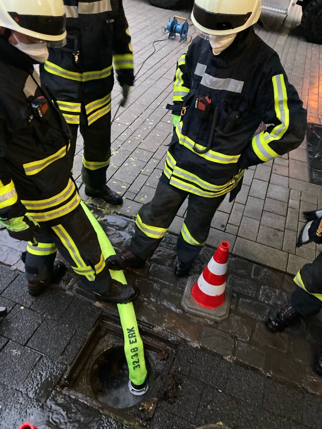 FW-EN: Hattinger Feuerwehr bewältigt 120 Unwetter-Einsätze in 4,5 Stunden