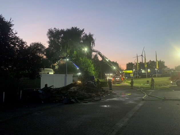 FW-GLA: Dachstuhlbrand in Gladbecker Gewerbegebiet