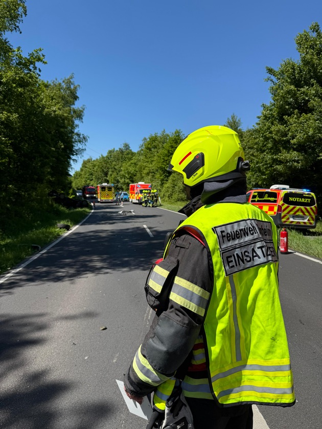 FW Bergheim: Vier Verletzte nach Verkehrsunfall in Bergheim Frontalzusammenstoß auf der Landstraße 93 bei Oberaußem