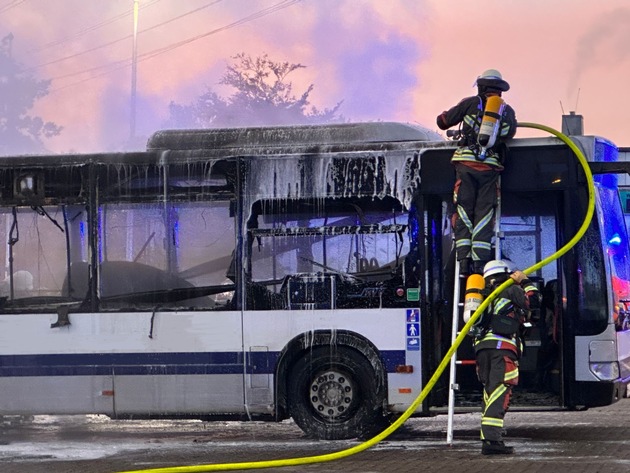 FW Norderstedt: Starke Rauchentwicklung - Brand eines Linienbusses im Hans-Böckler-Ring