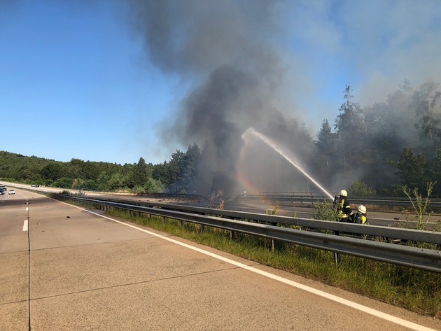 POL-PDKL: Fahrzeugbrand mit Explosionen und anschließendem Waldbrand auf der Autobahn 6