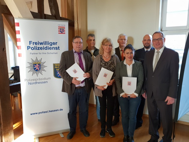 POL-KS: Fritzlar/ Gudensberg/ Bad Wildungen: 16 freiwillige Polizeihelfer beginnen mit Ausbildung;
Polizeipräsident Stelzenbach und Bürgermeister begrüßen die neuen Helfer
