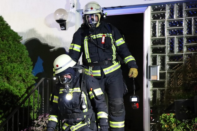 FW Hambühren: Familie kann sich dank auslösenden Rauchmeldern bei nächtlichem Wohnungsbrand selbst retten