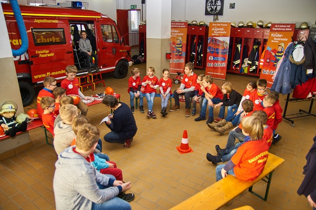 FW Menden: Erstes Treffen der Kinderfeuerwehr - Spende überreicht