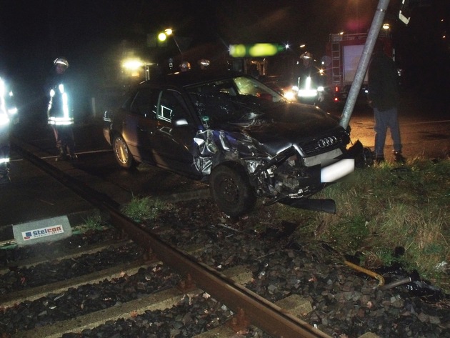 FW-AR: Zusammenstoß von PKW und Bahn in Arnsberg-Niedereimer endet glimpflich