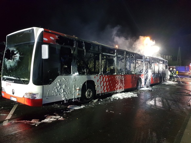 FW-BN: Gelenkbus an Haltestelle vollständig ausgebrannt - keine Verletzten
