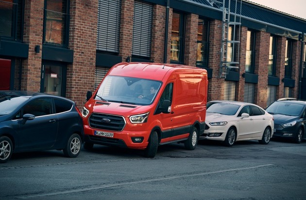 Ford-Werke GmbH: Ford Transit: Aktiver Park-Assistent ermöglicht stressfreie Ein- und Ausparkmanöver