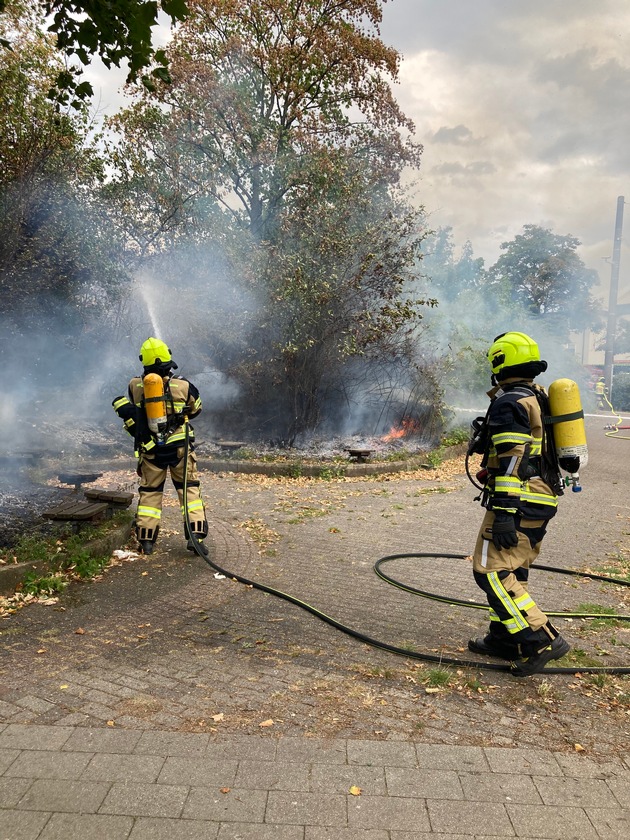 FW-OB: Vegetationsbrand an Kreuzung erfolgreich gelöscht - Ausbreitung verhindert