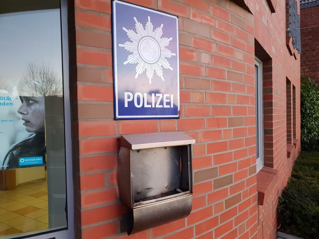 POL-STD: Unbekannte entwenden sechs Heurundballen, Zaunelemente und Futtertog, einbrüche im Landkreis, Briefkasten an Jorker Polizeistation gesprengt