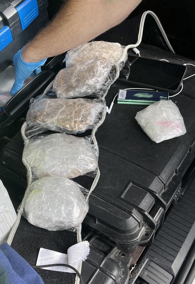 HZA-RO: ZOLL findet Kokain und präparierten Nierengurt mit MDMA bei Busreisendem aus Amsterdam / erfolgreicher Einsatz mit Zollhund