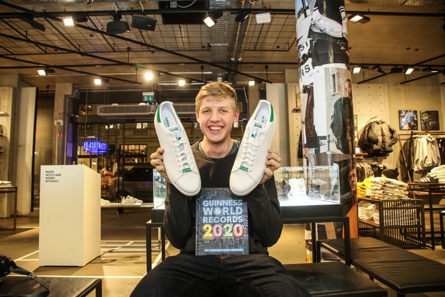 Sneaker in Größe 57: Für Teenager Lars geht zu Weihnachten ein Wunsch in Erfüllung