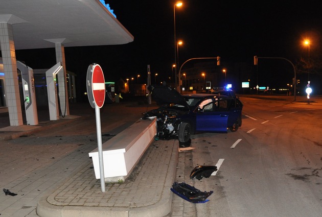 POL-WOB: Verkehrsunfall mit 30.000 Euro Sachschaden - Fahrzeugführer steht unter Alkoholeinfluss