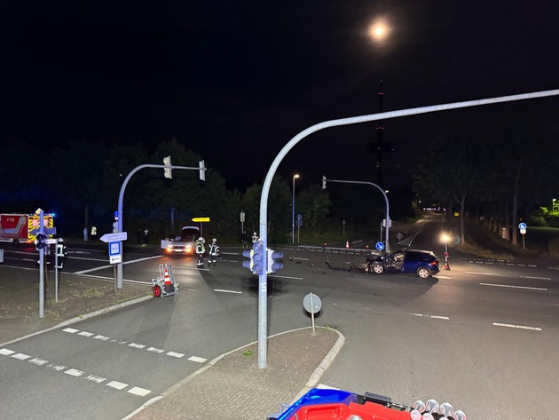 FFW Schiffdorf: Glimpflicher Unfall an Schiffdorfer Kreuzung: Sechs Beteiligte Personen - keiner Verletzt