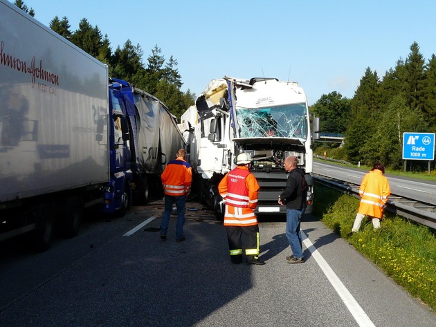 POL-WL: Lkw-Unfall führt zu langen Staus ++ Kleintransporter landet auf Dach, zwei Leichtverletzte ++ Tageswohnungseinbruch ++ und weitere Meldungen