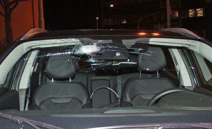 POL-KR: Stadtmitte: Steinwürfe auf fahrende Autos - Zeugen gesucht