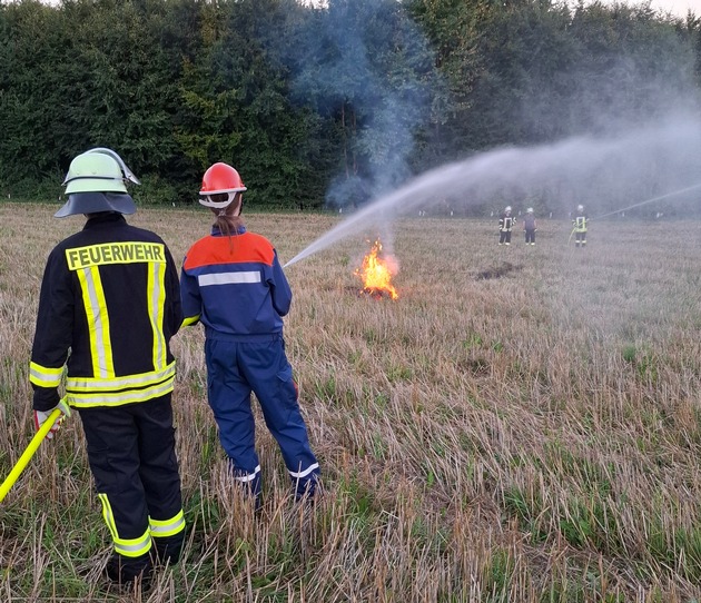 FW-AR: Gemeinsame Übung zur Vegetationsbrandbekämpfung in Wennigloh