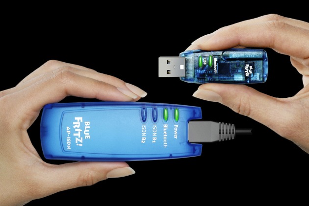 CeBIT 2002 - Neuer Access Point BlueFRITZ! AP-ISDN / AVM baut
Bluetooth-Angebot aus - Die leichteste Art ISDN einzusetzen -
Weltweit kleinster Access Point für kabelloses ISDN