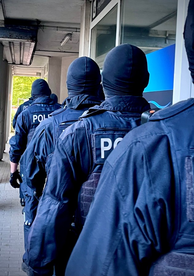 BPOLD-BBS: Urkundenkriminalität - Bundespolizei nimmt Fälscherring in Hamburg hoch und verhaftet vier Bandenmitglieder