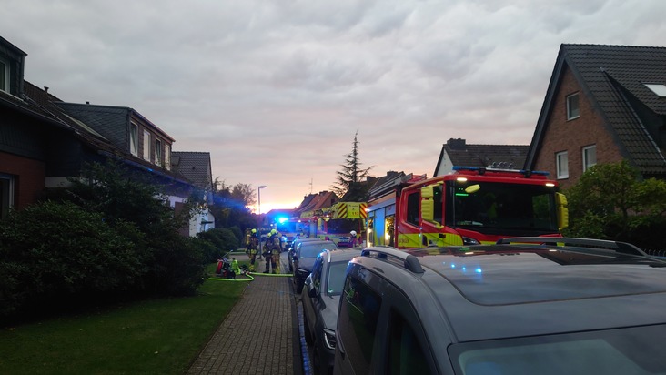 FW Ratingen: Ratingen-Ost. Am 03.10.2024 um 18:20 Uhr wurde die Feuerwehr Ratingen wegen eines brennenden Wäschetrockners in einem Wohnhaus alarmiert.