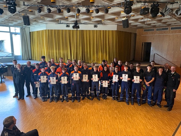 FW Beverungen: 130 Jahre Jugendarbeit der Feuerwehr Beverungen: Dreifach-Jubiläum mit Leistungsabnahme am Schulzentrum