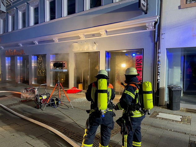 FW-OG: Offenburg - Innenstadt, Feuer in Modegeschäft