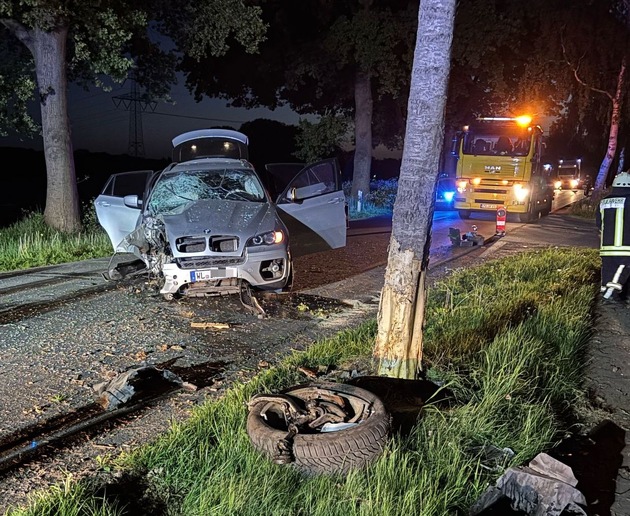 POL-STD: Autofahrer kommt unter Alkoholeinfluss von der Straße ab und prallt gegen mehrere Bäume - Fahrer flüchtet zunächst zu Fuß - Fotos