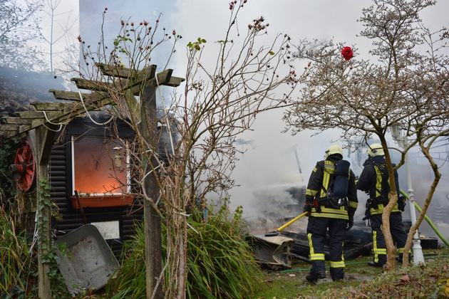 FW-MH: Vollbrand einer Gartenlaube mit starker Rauchentwicklung. Eine leicht verletzte Person.