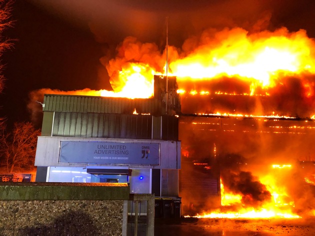 FW Minden: Gro&szlig;brand einer Lagerhalle besch&auml;ftigt die Feuerwehr zwei Tage