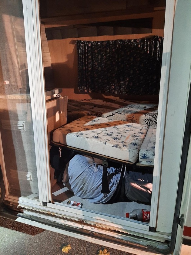 BPOLI LUD: Serbischer Schleuser versteckt Inder in seinem Wohnmobil