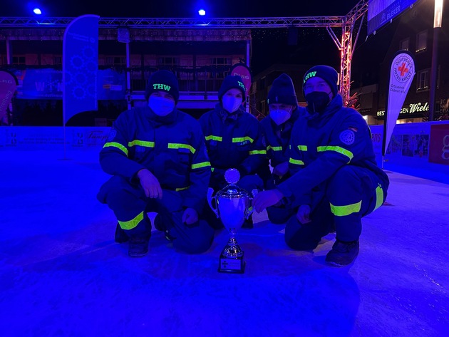 FW Dülmen: THW ist Stadtmeister im Eisstockschießen / Erste Stadtmeisterschaften auf der Eisbahn