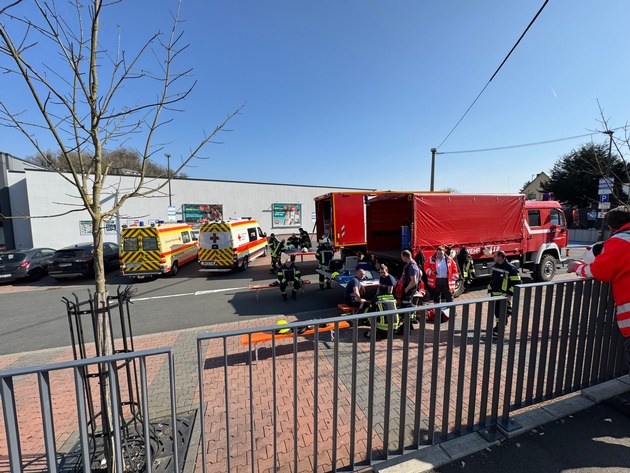 FW VG Westerburg: Chemischer Geruch aus Mehrfamilienhaus gemeldet - Feuerwehren im Einsatz