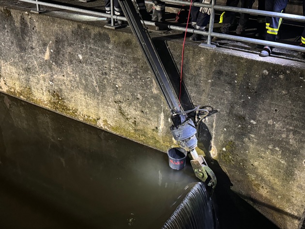 FW Flotwedel: Ölfilm auf der Aller - Leckgeschlagener Hydraulikzylinder sorgt für Feuerwehreinsatz