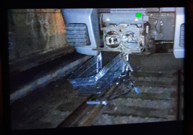 BPOLI MD: Zeugenaufruf der Bundespolizei: Bisher unbekannte Täter schieben Einkaufswagen ins Gleis - Zug kollidiert damit