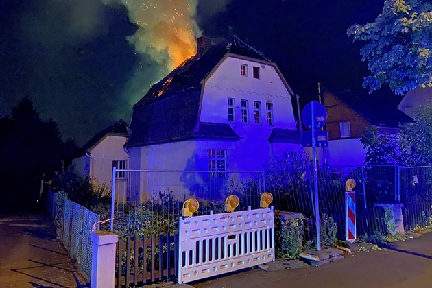 POL-ME: Hoher Sachschaden nach Dachstuhlbrand - Langenfeld - 2208058