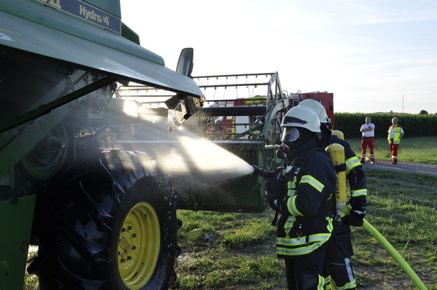 FW-KLE: Brand eines Mähdreschers