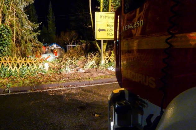 FW-Heiligenhaus: Auto stieß Gastank und Strommast um (Meldung 4/2018)