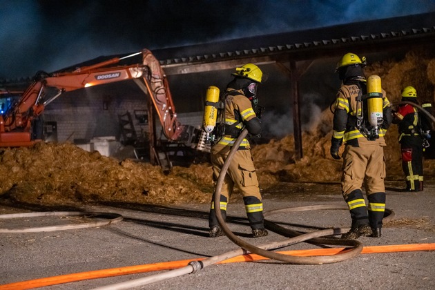 FW-SE: Großfeuer einer landwirtschaftlichen Lagerhalle beschäftigt die Feuerwehr