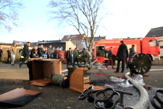 FW-E: Feuer im Klassenzimmer einer Hauptschule in Essen-Katernberg, Schüler, Schülerinnen und Lehrkräfte unverletzt
