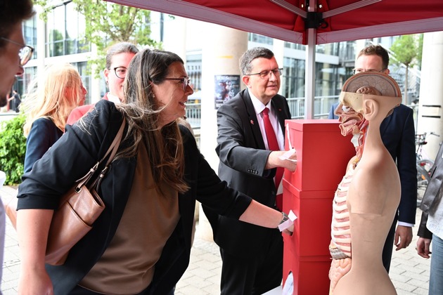 Dialog und Entdeckungen: Staatssekret&auml;rin Dr. Tamara M&uuml;ller besucht Universit&auml;t Koblenz zum Uni-Erlebnistag