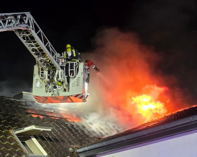 FW Celle: Dachstuhlbrand in Gro&szlig; Hehlen - Celler Feuerwehr im Gro&szlig;einsatz