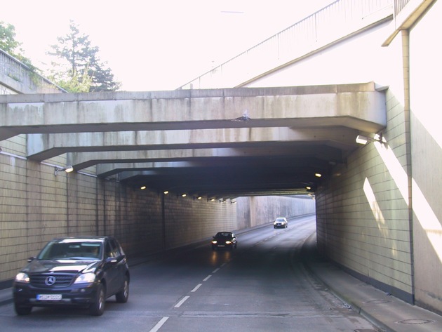 POL-WL: Lkw bleibt mit Lastenkran an Brücke hängen ++ Transporter prallt gegen Baum, Fahrer schwer verletzt ++ Pkw überschlagen, Insassen hatten Schutzengel ++ und weitere Meldungen