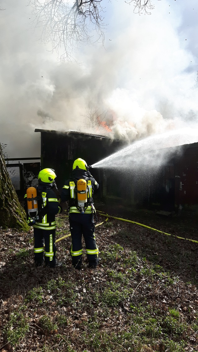 FW-OB: Schuppenbrand am Schemmannsfeld/Radladerfahrer unterstützt die Oberhausener Feuerwehr