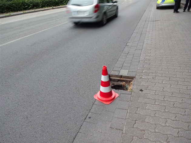 POL-BO: Witten / Gullydeckel ausgehoben und Vandalismus an Bushaltestelle - Zeugen gesucht!