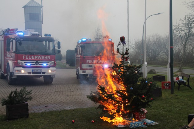 FW-LFVSH: Sicherer Umgang mit Adventskränzen und Weihnachtsbäumen