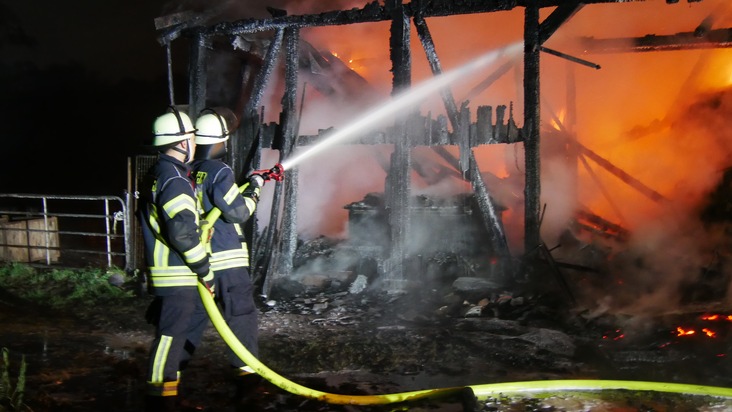 FW Celle: Scheunenbrand in Altencelle - 1. Lagemeldung 3:00 Uhr!