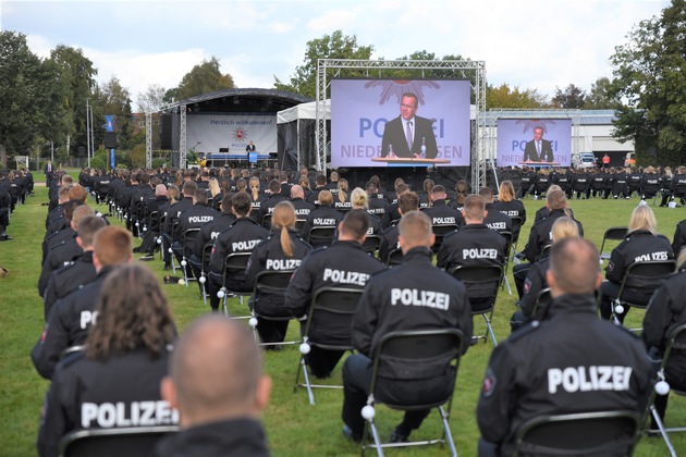POL-AK NI: Polizeiakademie Niedersachsen verleiht über 1.000 &quot;Bachelor of Arts&quot; - Abschlüsse; Minister Boris Pistorius verabschiedet angehende Polizeikommissarinnen und Polizei-kommissare aus dem Studium