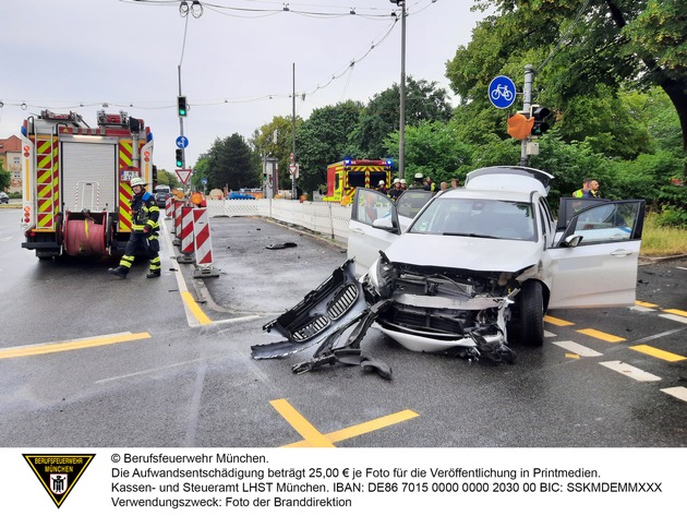 FW-M: Verkehrsunfall - Fahrzeug landet im Grünstreifen (Obersendling)