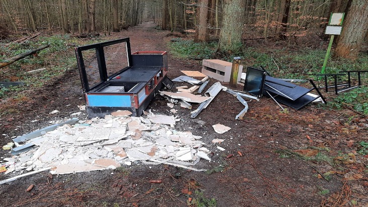 POL-HL: HL-Kücknitz / Polizei ermittelt nach unerlaubter Müllentsorgung
