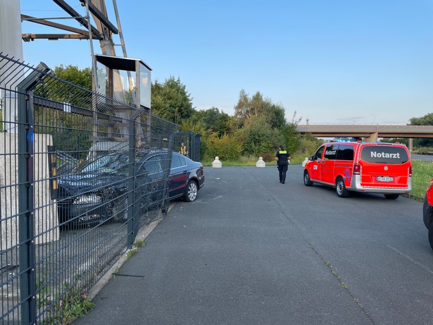 FW Lehrte: Unfall auf der A2 PKW steckt im Zaun
