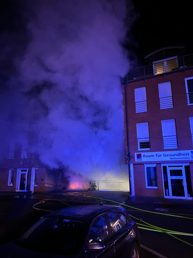 FW Paderborn: Brand mehrerer M&uuml;llcontainer direkt am Wohngeb&auml;ude